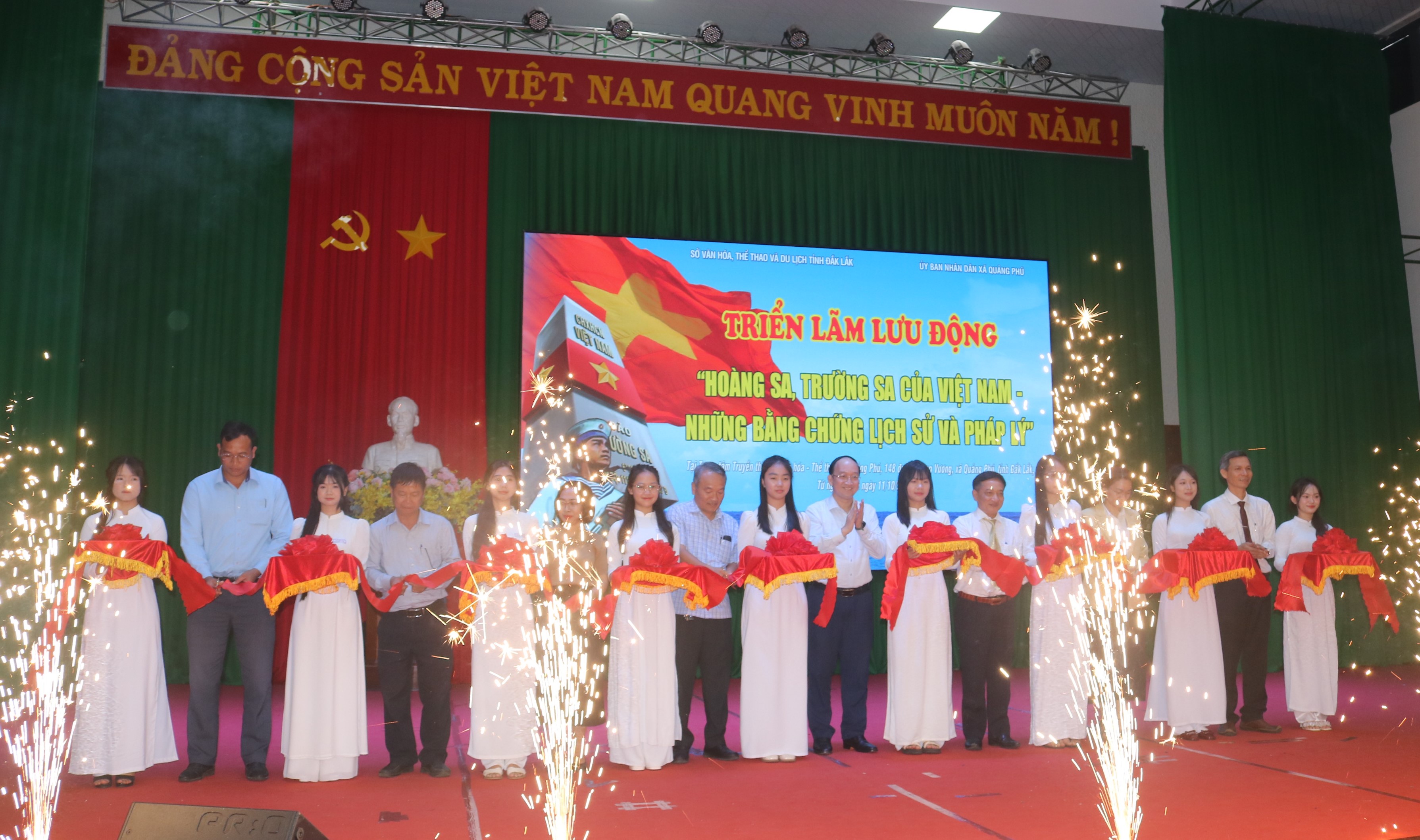 Các đại biểu cắt băng khai mạc Triển lãm